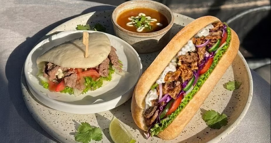 ăn sáng Ngũ Hành Sơn Đà Nẵng với bánh bao và bánh mì